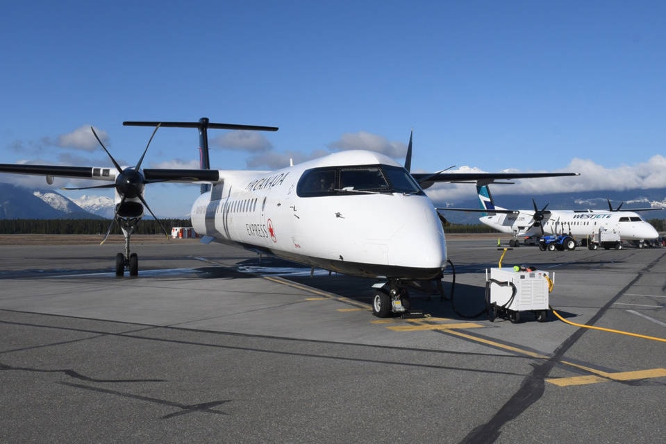 17567911_web1_air-canada-q400