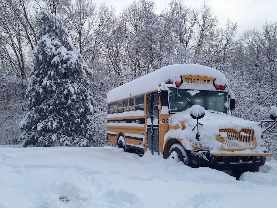 20094990_web1_School-bus-snow