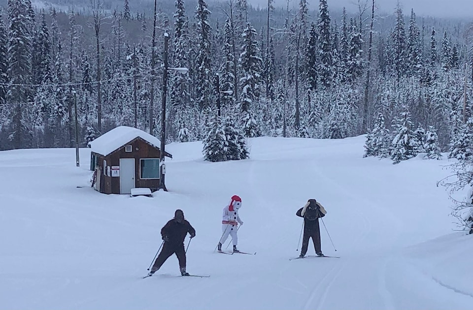 24221679_web1_210217-LDN-SA.OminecaSKiClub-BONHOMME_2
