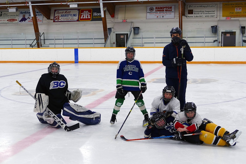 24653230_web1_210331-LDN-SA.Hockey.camp-U10_1