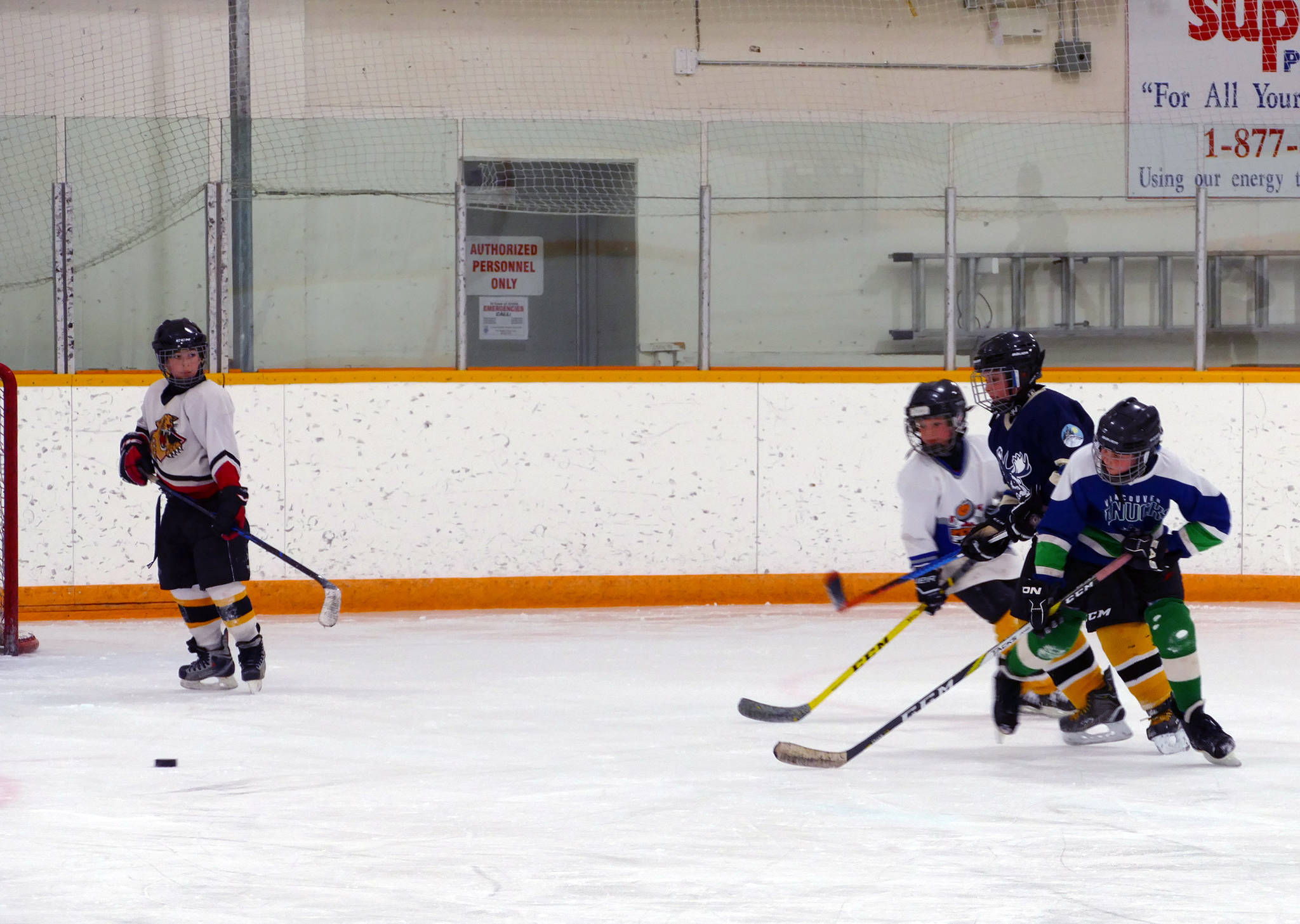 24653230_web1_210331-LDN-SA.Hockey.camp-hockey_10