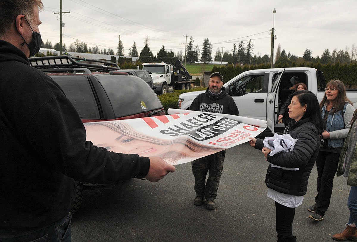 Alina Durham (right) looks at the 16-by-four-foot banner with her daughter聮s face on it. Shaelene Keeler Bell of Chilliwack was last seen on Jan. 30, 2021. (Jenna Hauck/ Chilliwack Progress)