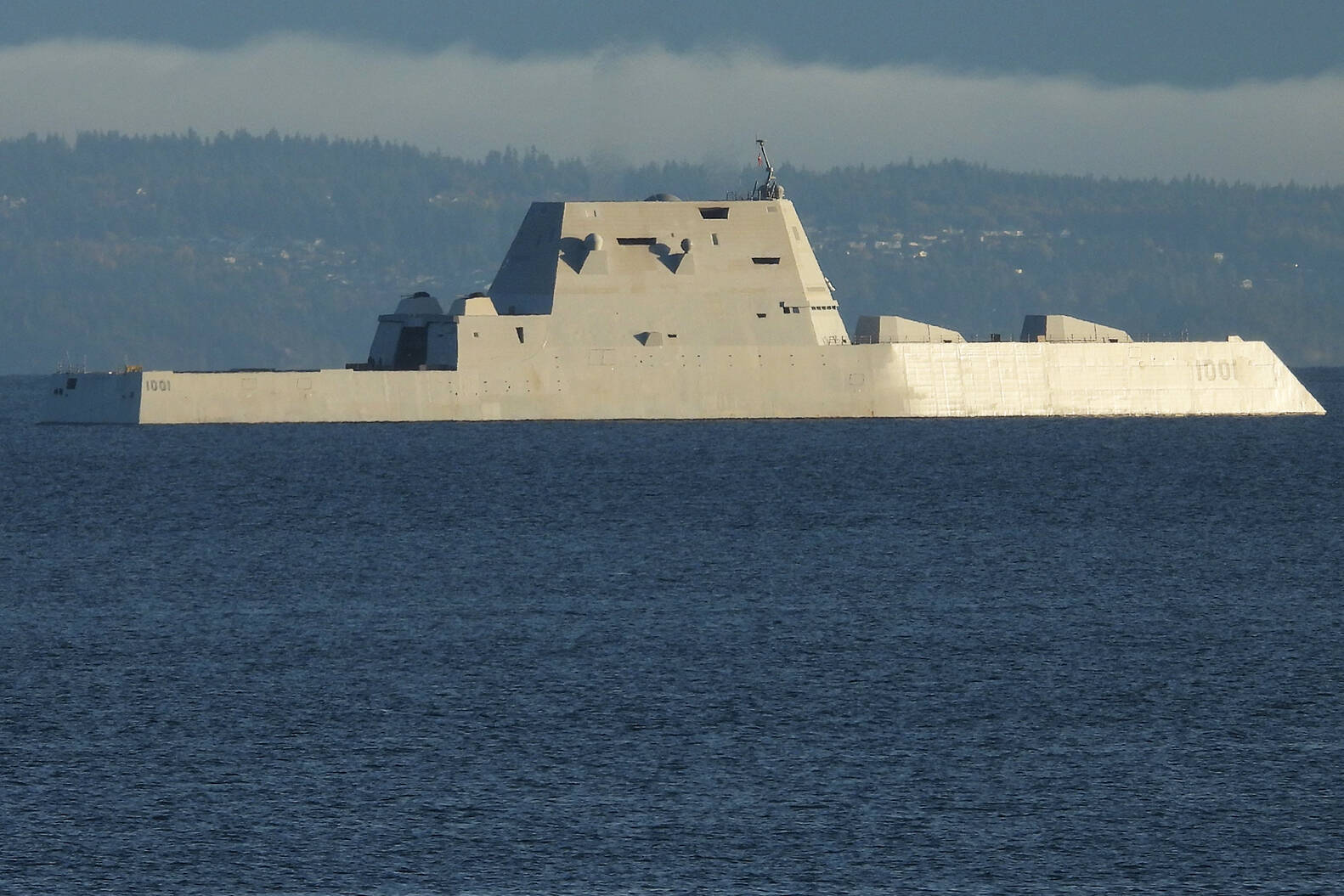 26858078_web1_211018-NBU-Zumwalt-destroyer-_2