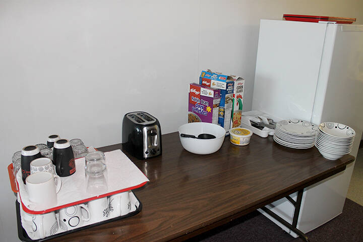 A cold breakfast of cereal, granola and coffee is served daily at the temporary shelter. (Eddie Huband photo/Lakes District 亚洲天堂)