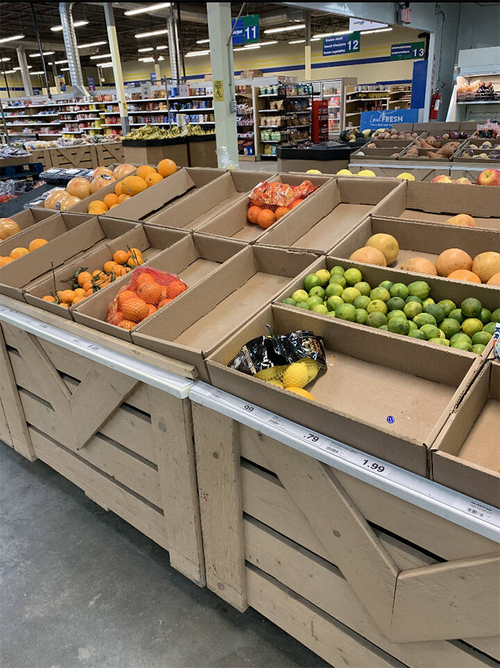Local residents are over-stocking at grocery stores in fear of shortages. (Eddie Huband photo/Lakes District 亚洲天堂)