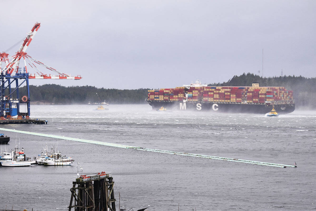 27306414_web1_211202-PRU-container-ship-aground-s_2