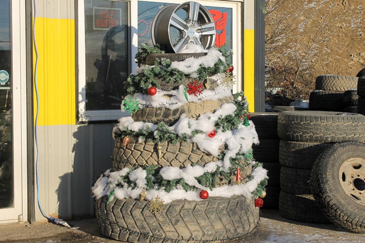 27473882_web1_211215-LDN-tire-treeSA-tree_1