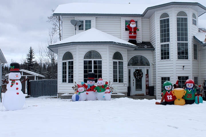 27506272_web1_211222-LDN-christmas-decorations-SA-xmas_1
