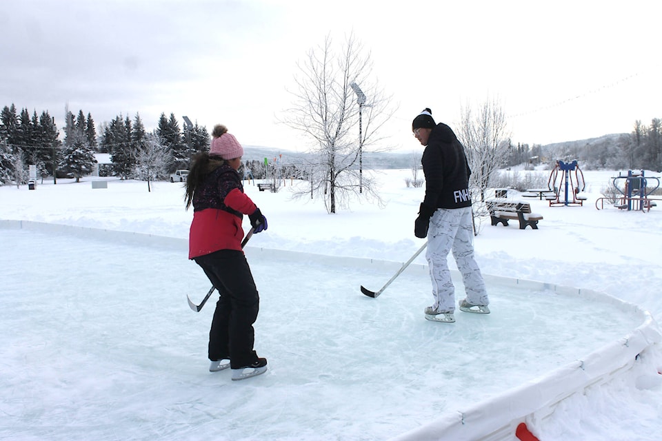 27631798_web1_220105-LDN-out-door-hockey-SA-puck_2