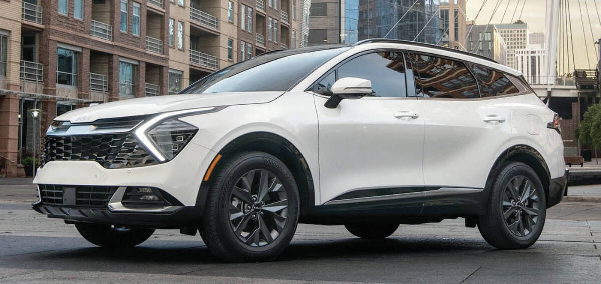Kia聮s 2023 compact utility vehicle, the Sportage, will be available in gasoline-only and hybrid versions when it arrives later in 2022.