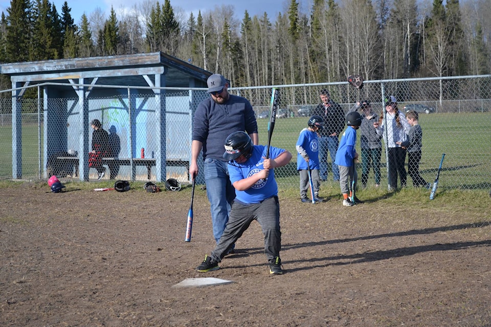 29184322_web1_220525-LDN_softball-softball_1