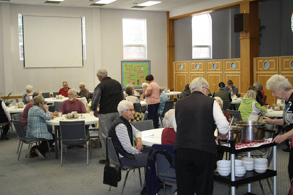 30777623_web1_221026-LDN_seniorslunch-lunch_2