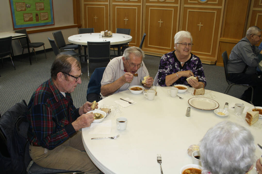 30777623_web1_221026-LDN_seniorslunch-lunch_5