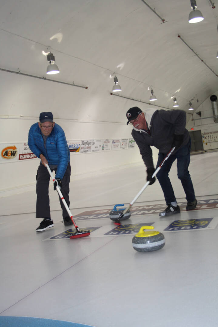 30777686_web1_221026-LDN_senior_curling-curling_3