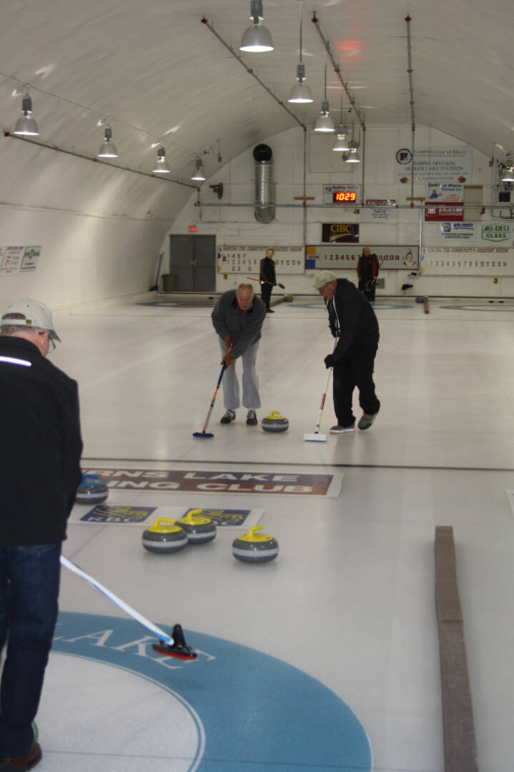 30777686_web1_221026-LDN_senior_curling-curling_5