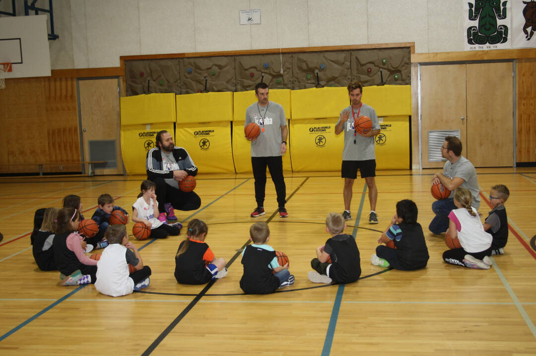 30911577_web1_221109-LDN_basketball-pics_5