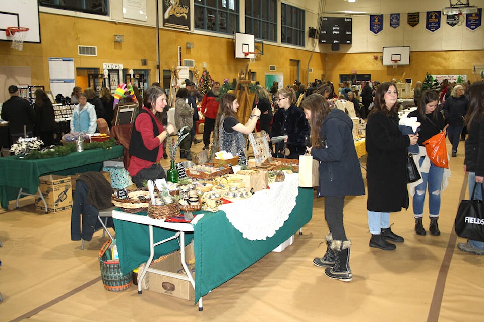 31119652_web1_221130-LDN_library_craft_fair-pics_2