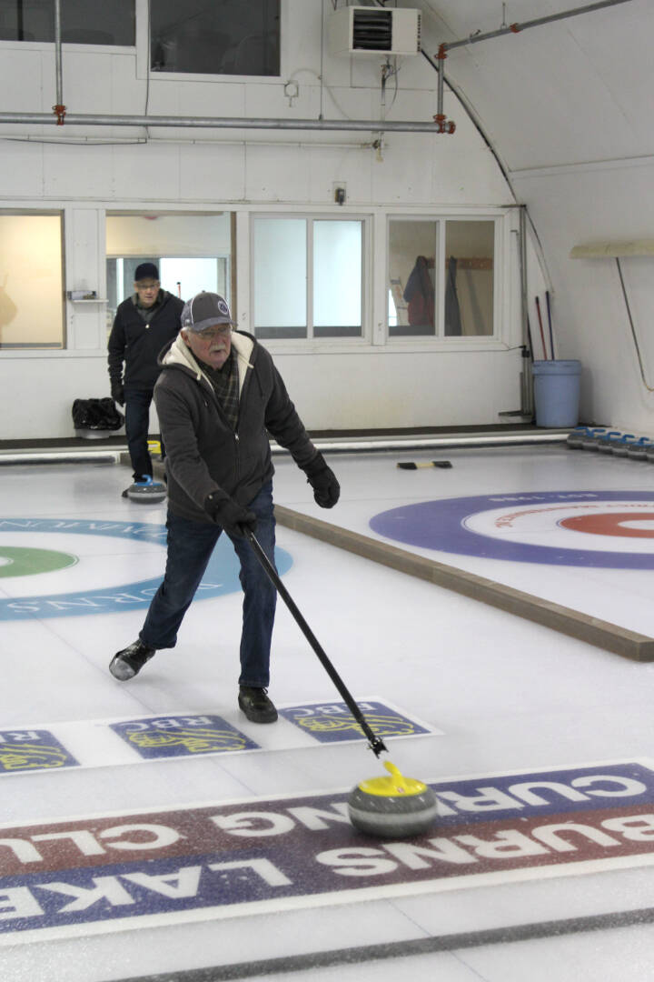 31550906_web1_230118-LDN_Seniors-Curling-pics_4