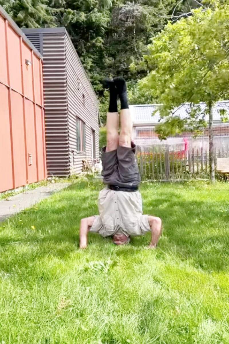 31554075_web1_230119-PRU-HGO-headstand-Guinness-World-Record-Bruce_2