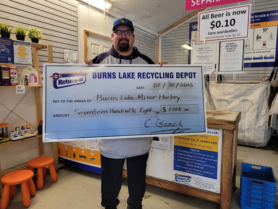 32021304_web1_230308-LDN_donation--khockey_1