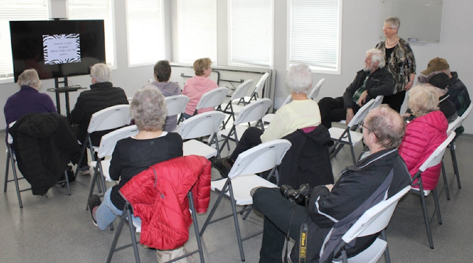 32044230_web1_230315-LDN_seniors.library-pics_1