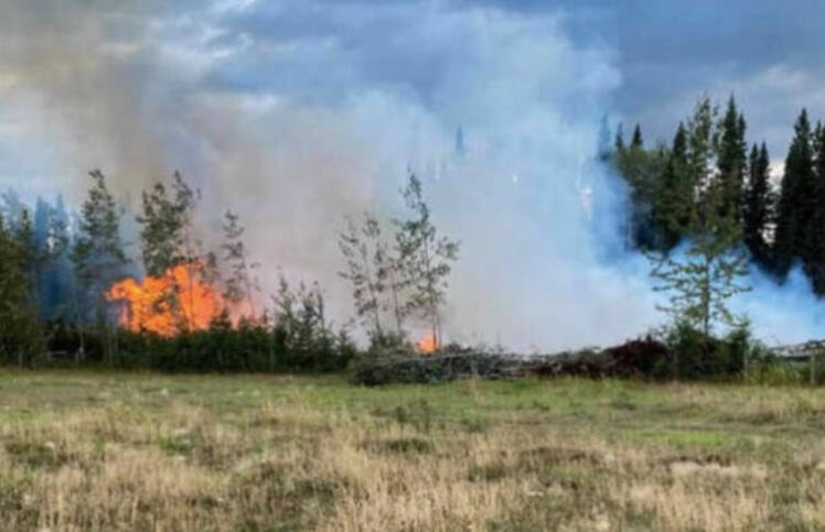 32545515_web1_230503-LDN_firewarning-fires_1