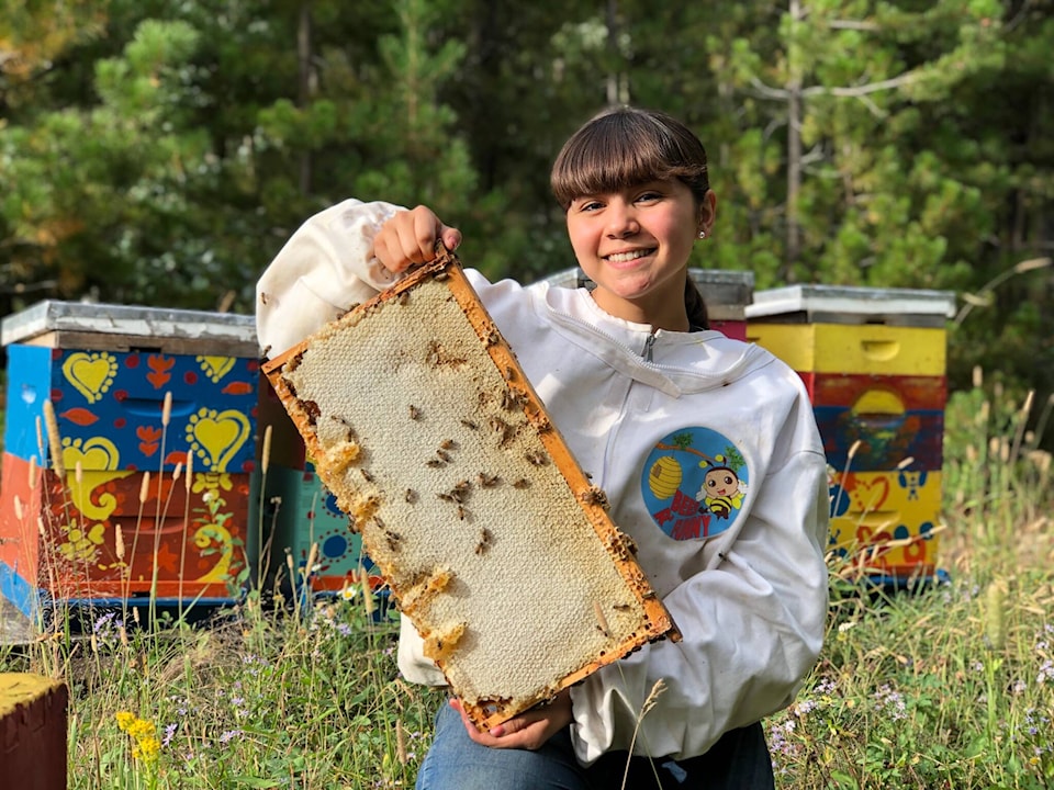 32854035_web1_230615-OEB-beekeeping-kid-team-canada_1