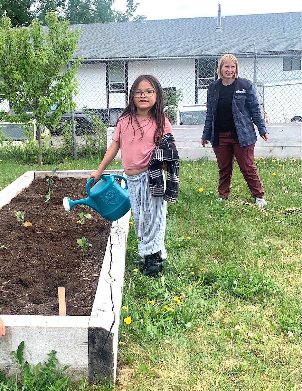 32889099_web1_230607-LDN_helping_handsgardening-help_2