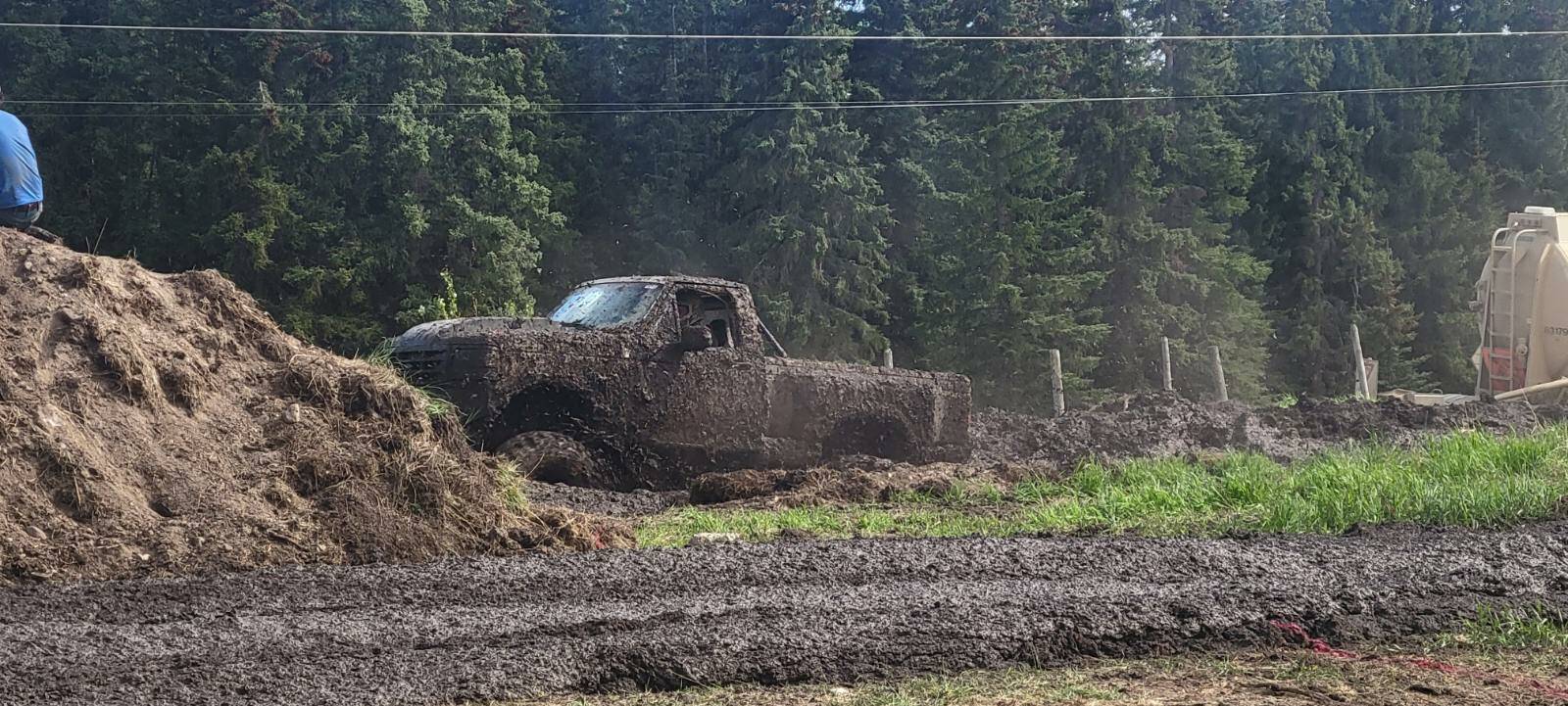 32894325_web1_230607-LDN_mudbogs-mudbogs_3