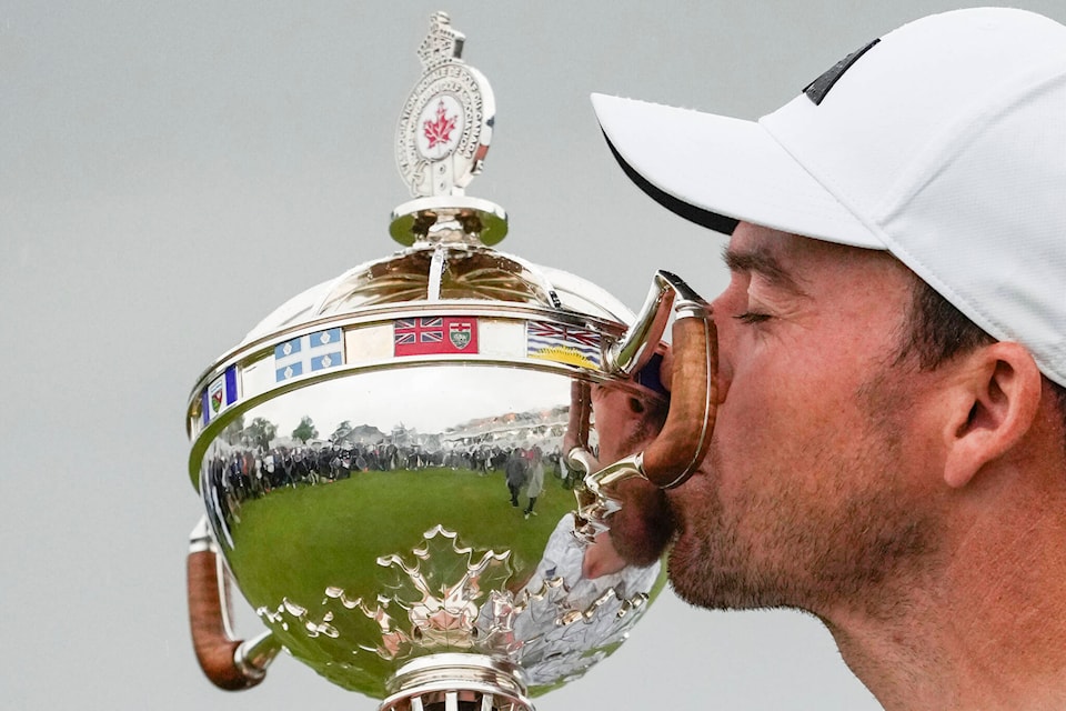 33003231_web1_230613-BPD-Moj-column-Taylor-victory-kiss_1