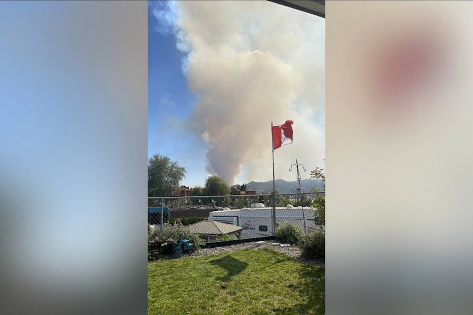 33452380_web1_230802-PWN-FireOsoyoos-SmokeOroville_1