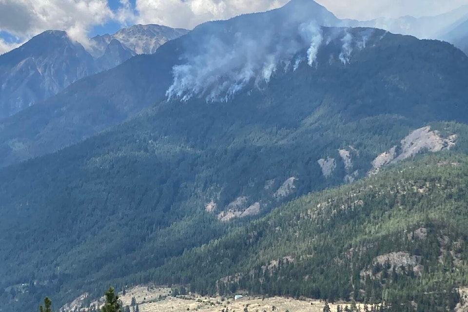 33525797_web1_230810-KCN-stein-mountain-fire-_1