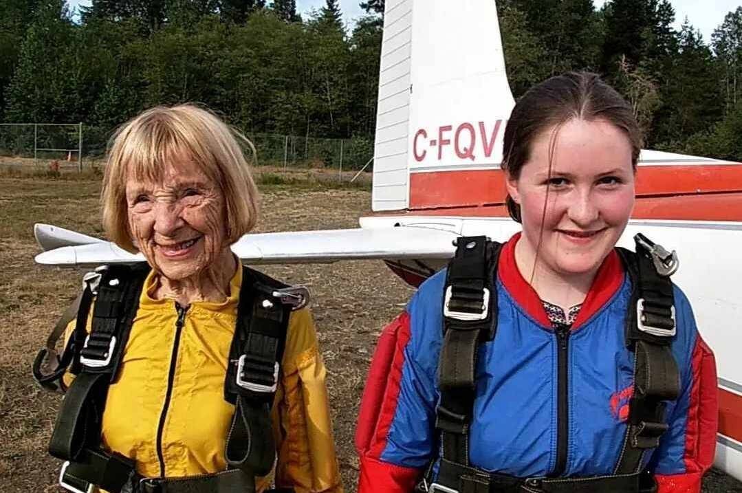 33660505_web1_lucychloeskydive_1