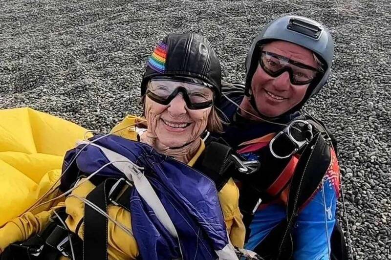 33660505_web1_lucyskydive_3