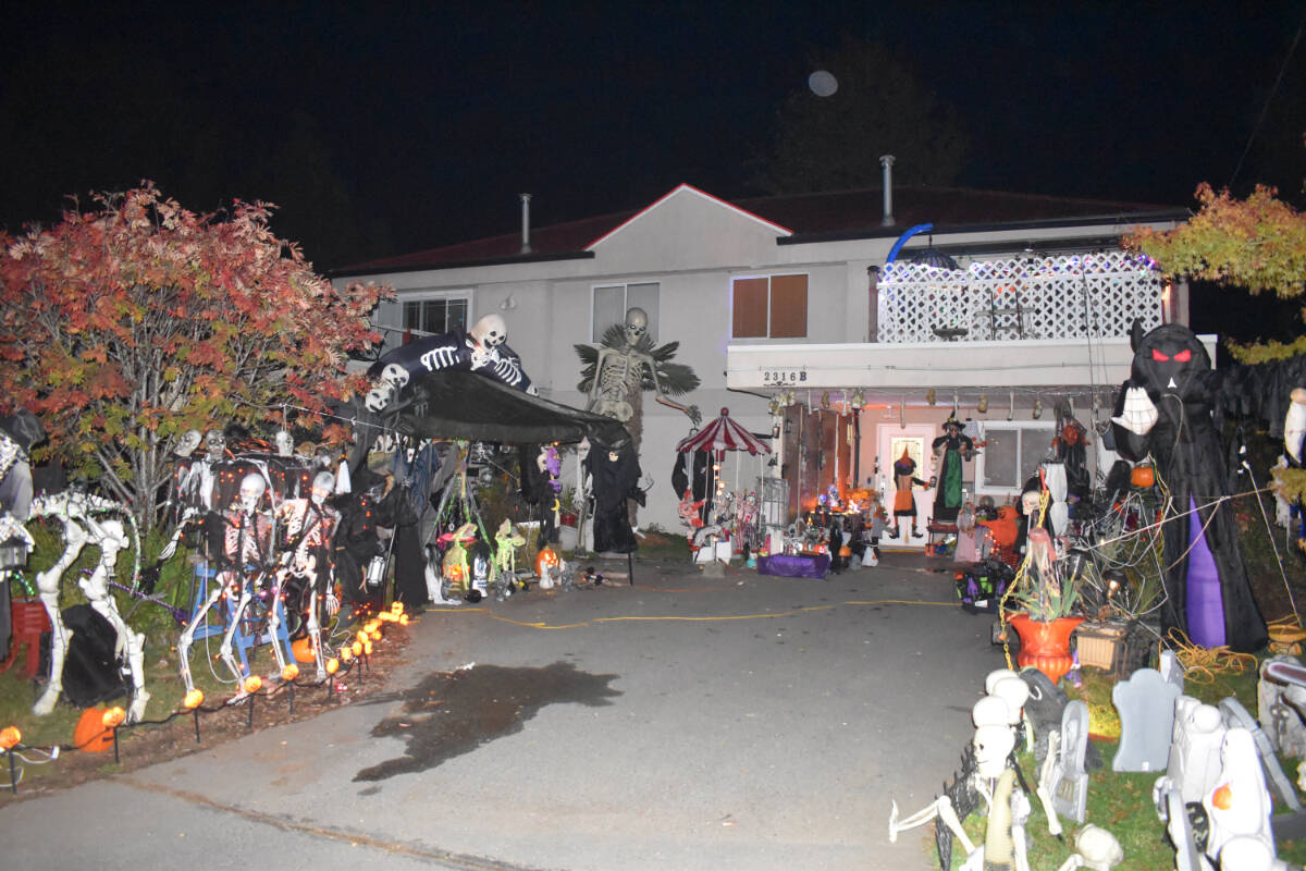 34339306_web1_231025-CVR-C-HALLOWEEN-HOUSE-1_3