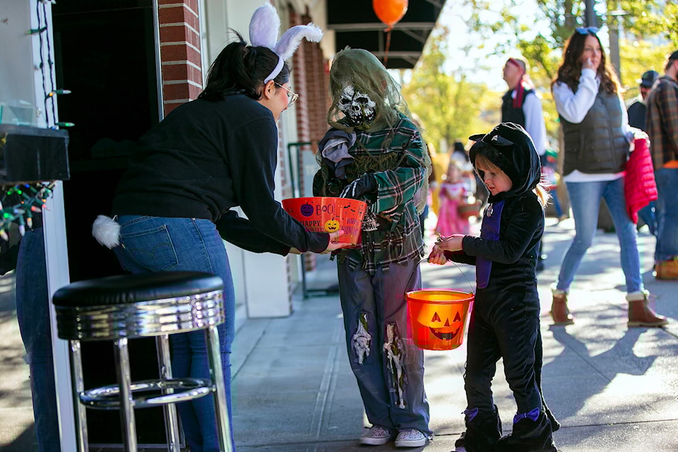 34384324_web1_P3-TrickOrTreat-EDH-231028-FS