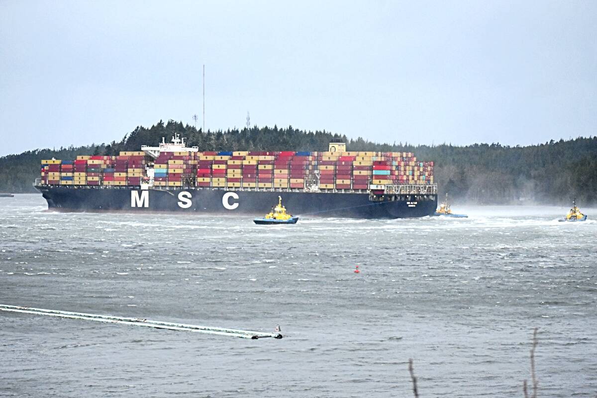 27306414_web1_211202-PRU-container-ship-aground-Grounded-ship_4