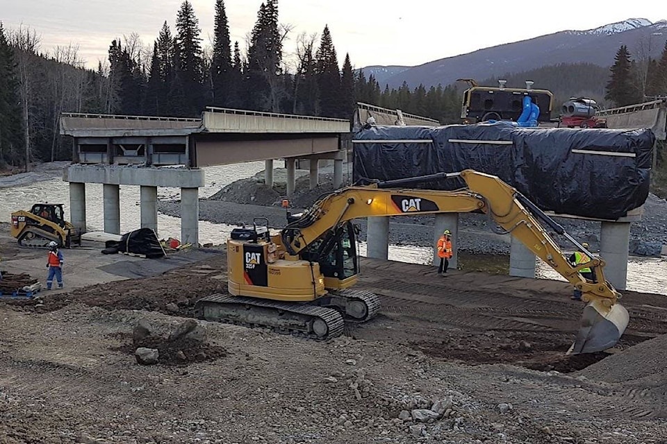 31337094_web1_20211213-BPD-Hwy5-bottletop-bridge-dec7.21.tranbc