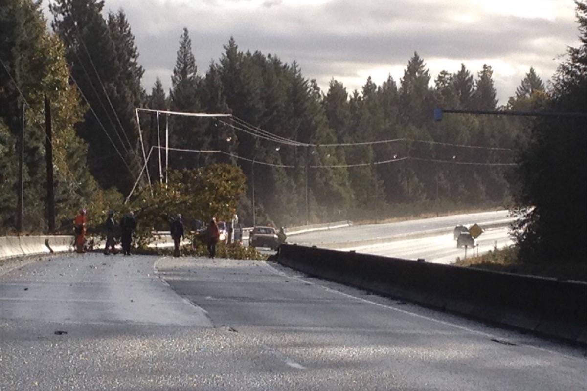 8962736_web1_171017-PQN-M-Hwy19-hydroworkers-jr-oct17