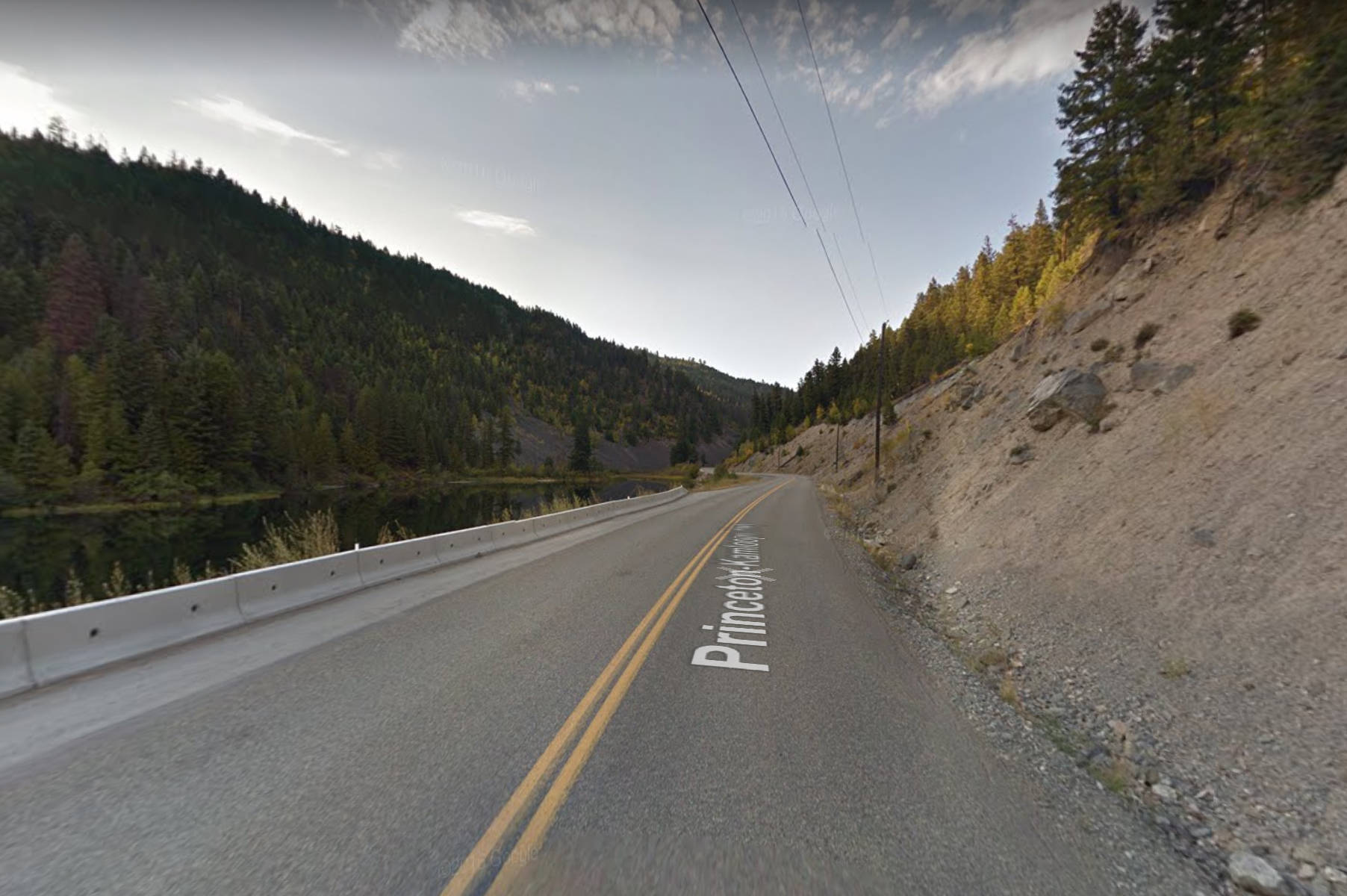 Courageous man pulls child from submerged car