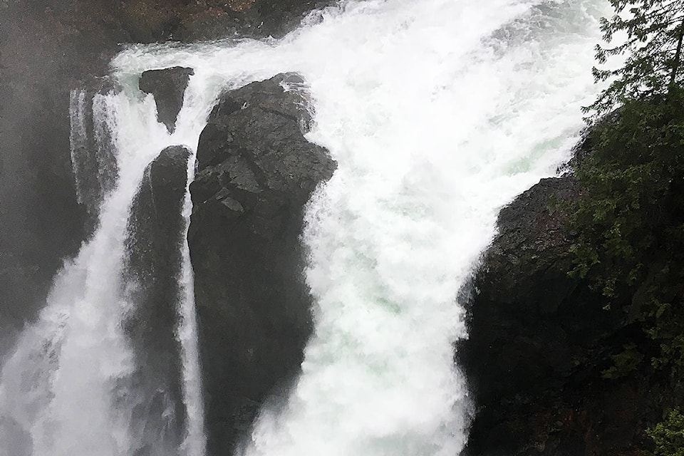 9601857_web1_Elk-Falls-at-60-cubic-metres-per-sec