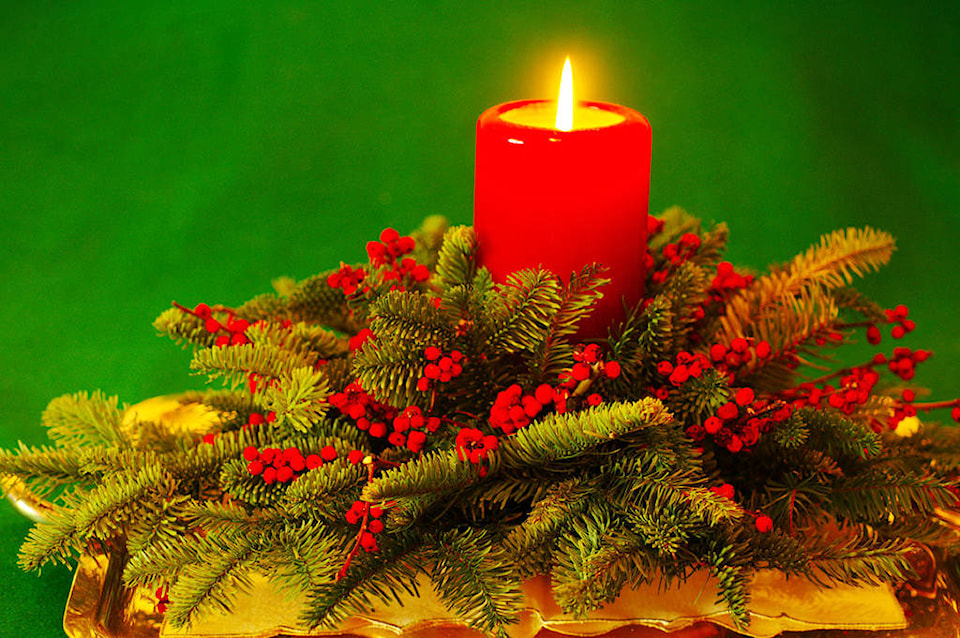 9935397_web1_Christmas-Candle