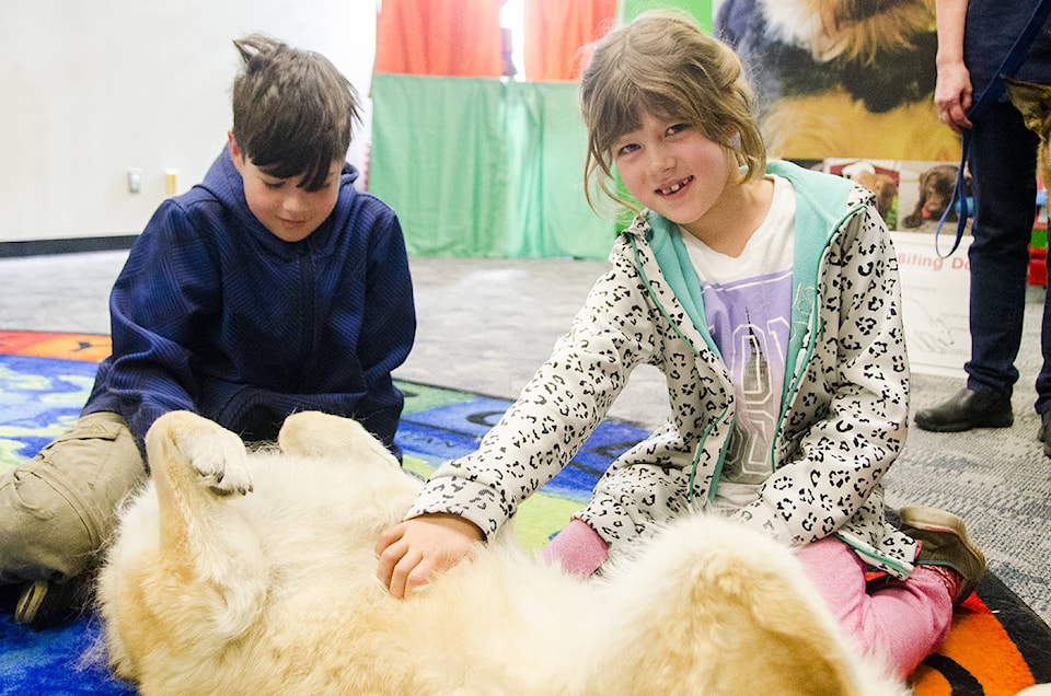 11163423_web1_Therapy-Dogs-at-Library
