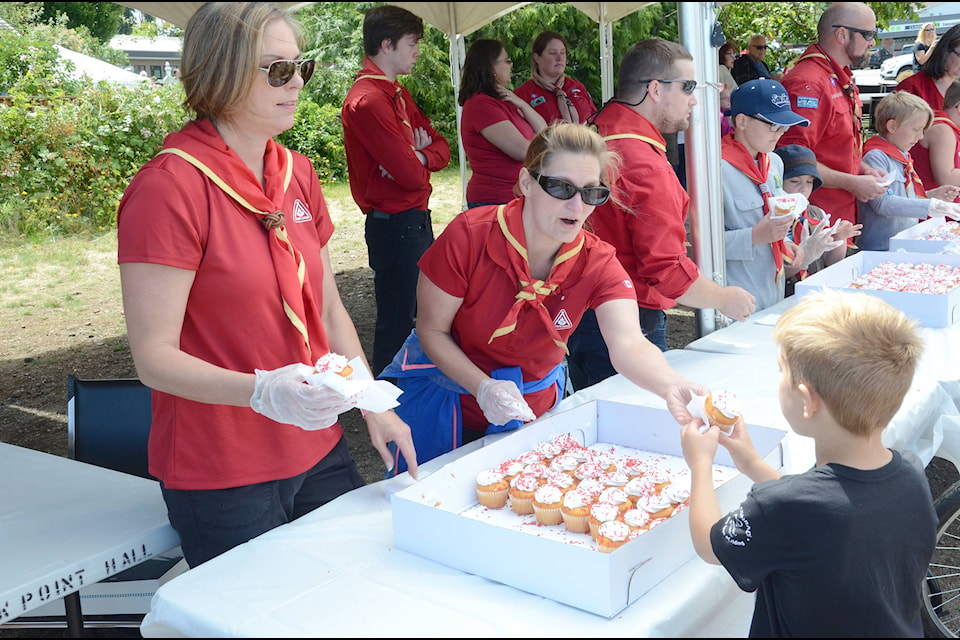 Joanna Foster (left) and Tammy Jackson serve up cupcakes. Photo by Mike Chouinard/ Campbell River Mirror