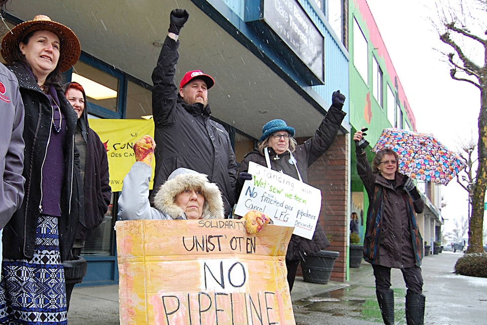 Protesters gathered in downtown Campbell River on Tuesday to oppose the arrest of 14 people at the Gidimt’en checkpoint, a blockade meant to prevent the construction of the Coastal GasLink Pipeline across northern B.C. Photo by David Gordon Koch/Campbell River Mirror