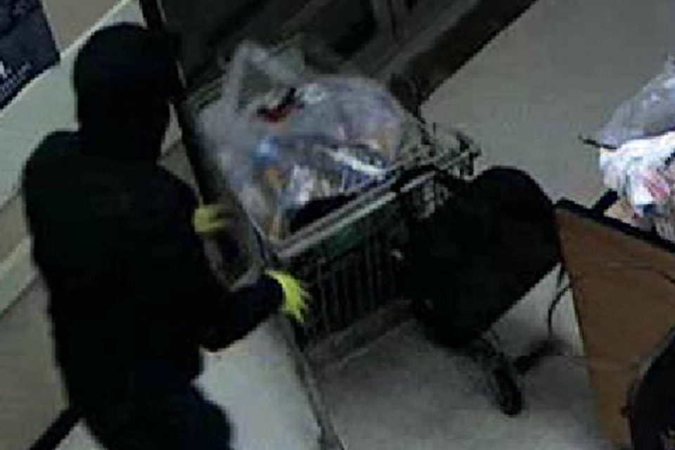Campbell River Crime Stoppers released surveillance video and images showing the alleged theft of a grocery cart full of tobacco products early on April 8, 2019. Image from campbellriver.crimestoppersweb.com