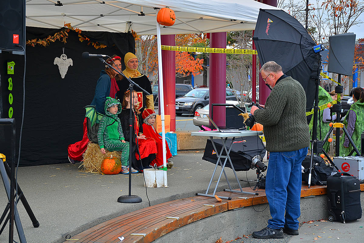 19198197_web1_191031-CRM-Halloween-downtown-photos