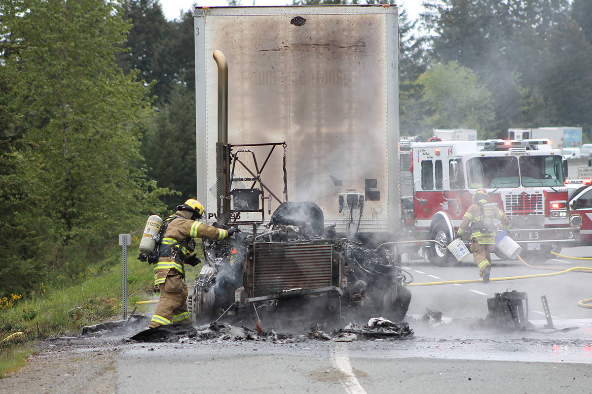 21396012_web1_200430-LCH-Semi-Fire1