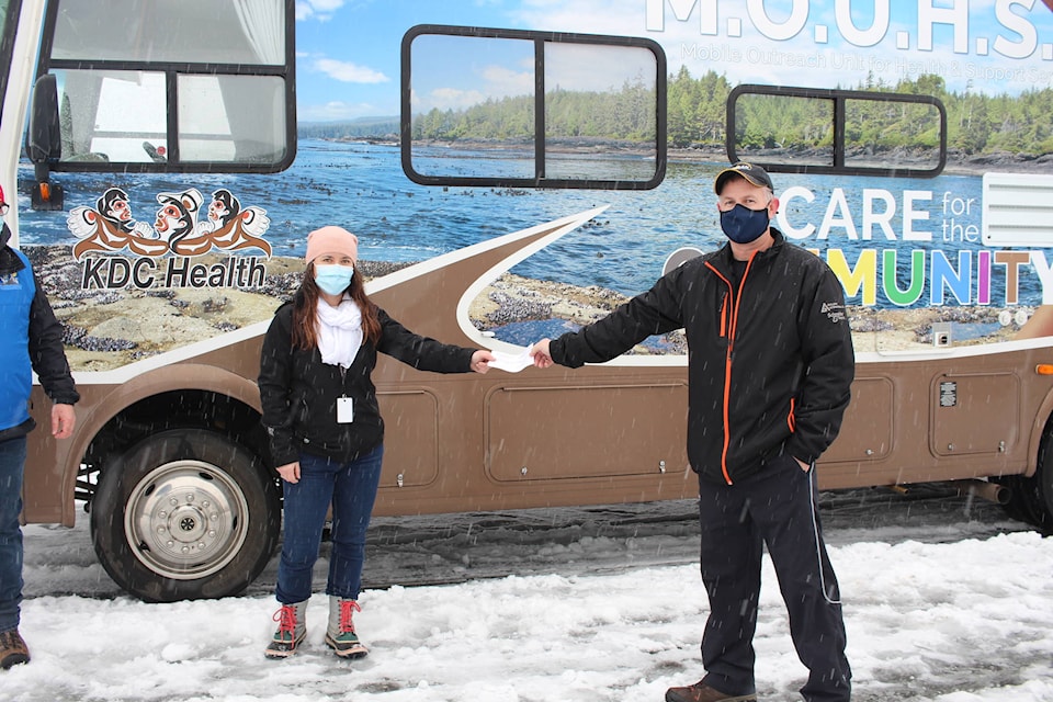 Leanne McIntee (left), KDC Health’s Mobile Outreach Coordinator, accepts a cheque from Darcy Millar of the Campbell River Kinsmen Club for the MOUHSS’ programming. Photo by Marc Kitteringham, Campbell River Mirror