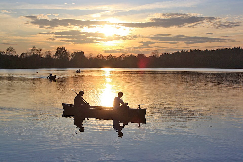 26434243_web1_210203-WLT-IRSSLaunchesYouthJusticeProgram-canoeing_1